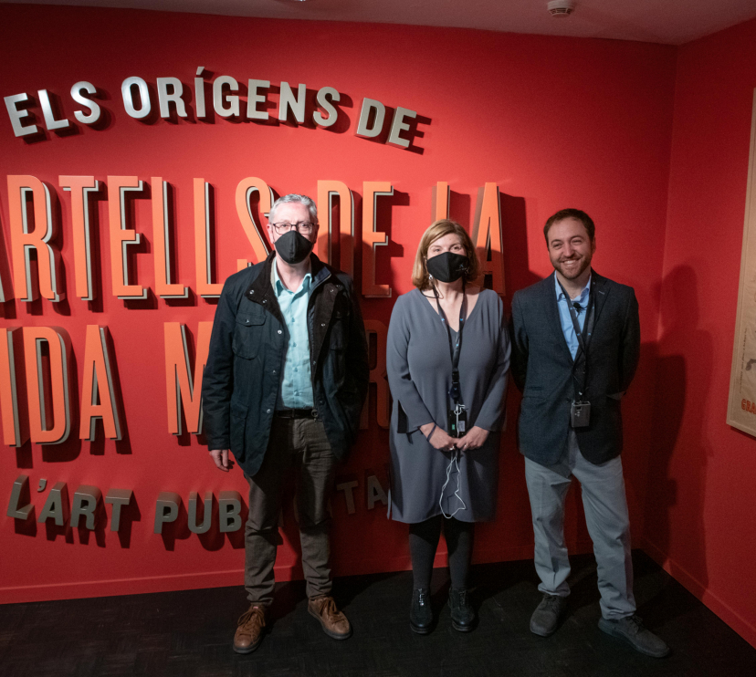 De izquierda a derecha: el conservador jefe del Gabinete de Dibujos y Grabados del Museu Nacional d’Art de Catalunya (MNAC), Francesc Quílez; la directora de CaixaForum Lleida, Maribel Tost, y el comisario de la muestra, Ricard Bru, han presentado en CaixaForum Lleida la exposición Carteles de la vida moderna. Los orígenes del arte publicitario.