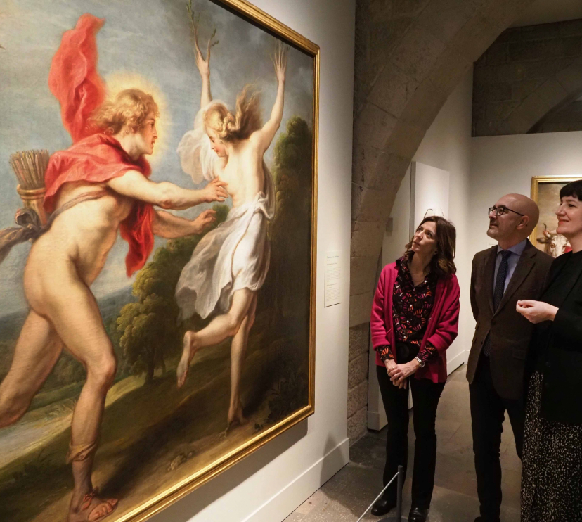 De izquierda a derecha: la directora de CaixaForum Girona, Anna Colomer; el jefe del departamento de escultura del Museo del Prado, Manuel Arias, y la directora del Área de Exposiciones y Colección de la Fundación ”la Caixa”, Isabel Salgado, han presentado en CaixaForum Girona Arte y mito. Los dioses del Prado.