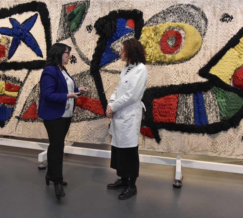 La directora general adjunta de la Fundació ”la Caixa”, Elisa Durán, i la conservadora científica de la Fundació ”la Caixa”, Anna Vila, conversen a CaixaForum Barcelona sobre el projecte de restauració en viu de l’obra Tapís.