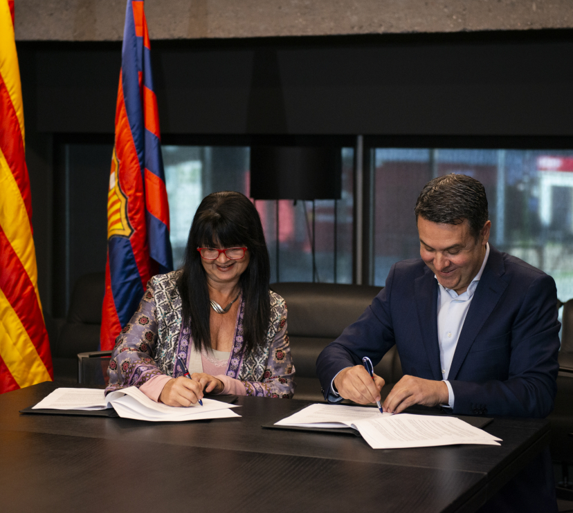 La directora general de la Fundación FC Barcelona, la doctora Marta Segú, y el director corporativo de Educación y Marketing de la Fundación ”la Caixa”, Xavier Bertolín, firman el convenio del programa JOVES FUTUR+.
