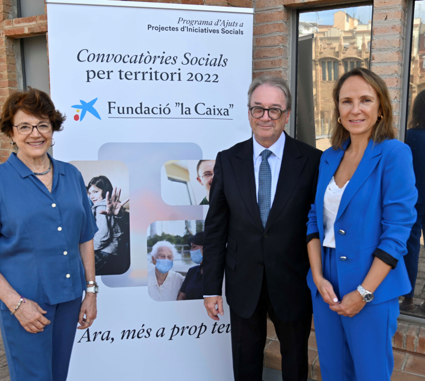 De izquierda a derecha: la presidenta de la Taula d’entitats del Tercer Sector Social de Catalunya, Francina Alsina; el subdirector general de la Fundación ”la Caixa”, Marc Simón, y la directora comercial de la red Barcelona Ciudad de CaixaBank, Cristina Fabregat, han presentado la Convocatoria del Programa de Ayudas a Proyectos de Iniciativas Sociales en Catalunya.
