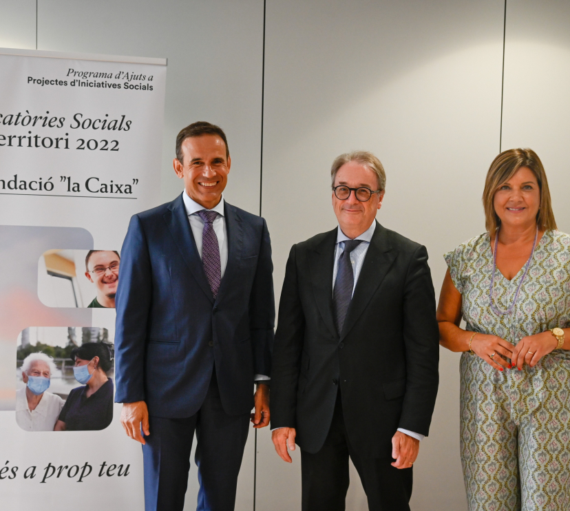 De izquierda a derecha:  el director territorial de Caixabank en Catalunya, Jaume Masana; el subdirector general de la Fundación ”la Caixa”, Marc Simón, y la directora de CaixaForum Tarragona, Glòria Olivé.