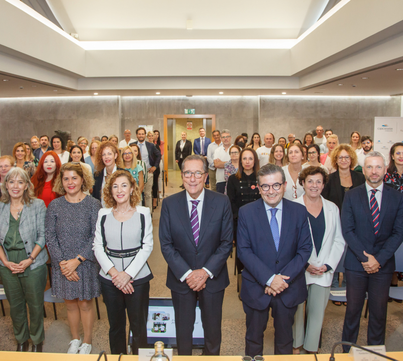 De izquierda a derecha: la presidenta de la Fundación CajaCanarias, Margarita Ramos; el director general de la Fundación ”la Caixa”, Antonio Vila, y el director territorial de CaixaBank en Canarias, Juan Ramón Fuertes, en la presentación de la resolución de la Convocatoria Social Canarias 2022 en Las Palmas.