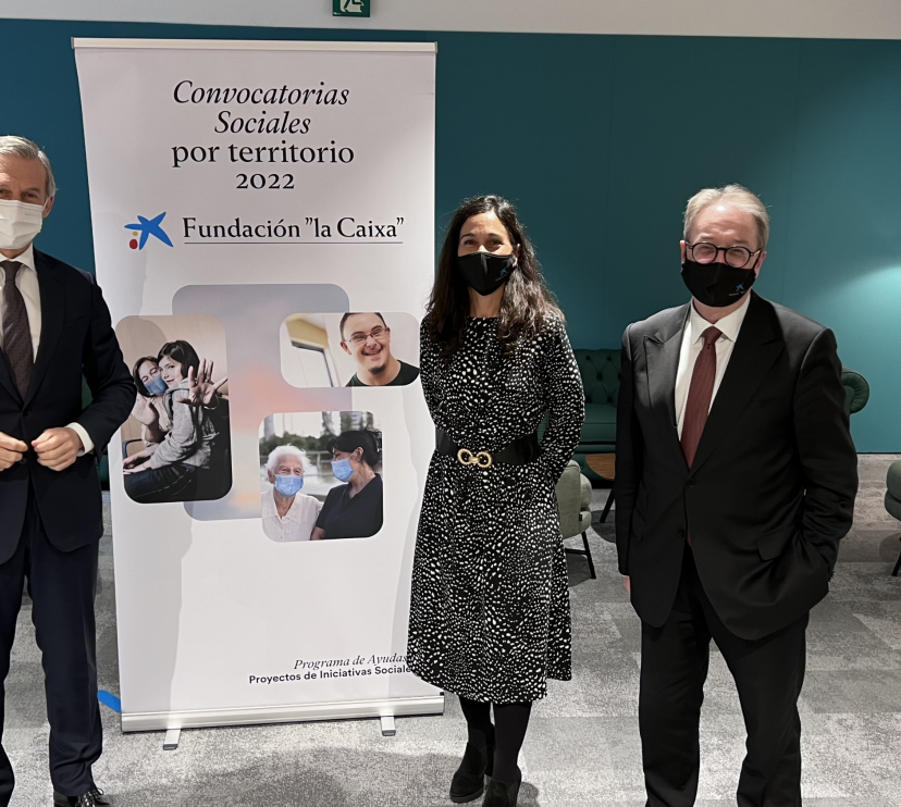 De izquierda a derecha: el director territorial Norte de CaixaBank, Juan Pedro Badiola; la delegada territorial de la Fundación ”la Caixa” en el País Vasco, Sonia Sáenz, y el subdirector general de la Fundación ”la Caixa”, Marc Simón, durante la presentación.