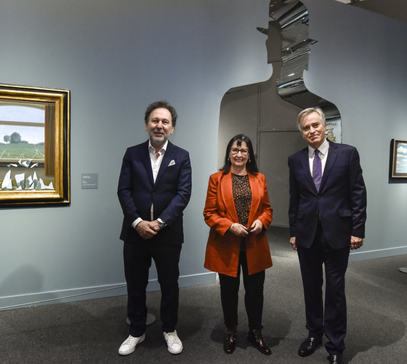 D’esquerra a dreta: el president de la Fundació Magritte, Charly Herscovici; la directora general adjunta de la Fundació ”la Caixa”, Elisa Durán, i el director artístic del Museu Nacional Thyssen-Bornemisza i comissari de la mostra, Guillermo Solana, han presentat a CaixaForum Barcelona La màquina Magritte.