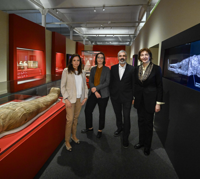 D’esquerra a dreta: la directora de CaixaForum Barcelona, Mireia Domingo; la comissària Marie Vandenbeusch; el director corporatiu de l’Àrea de Cultura i Ciència de la Fundació ”la Caixa”, Ignasi Miró, i la directora de Compromís Internacional del British Museum, Nadja Race, han presentat l’exposició Mòmies d’Egipte: Redescobrint sis vides.
