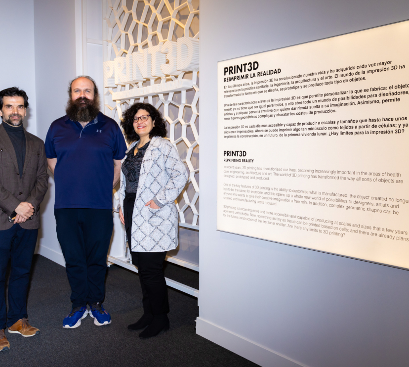 De izquierda a derecha: Javier Hidalgo, jefe de Exposiciones de Ciencia de la Fundación ”la Caixa”; César García Sáez, asesor científico de la exposición, e Isabel P. Fuentes, directora de CaixaForum Madrid, han presentado PRINT3D. Reimprimir la realidad.