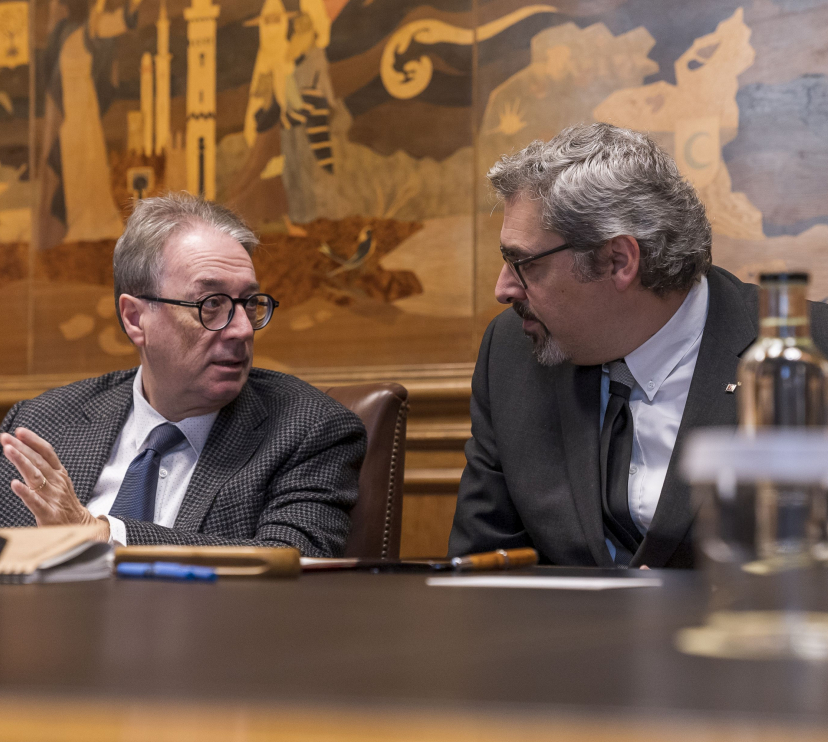 El subdirector general de la Fundació ”la Caixa”, Marc Simón, i el conseller d’Infància, Joventut, Gent Gran i Persones amb Discapacitat, Joan Ramon Riera, durant la signatura del conveni de compromís amb la gent gran.
