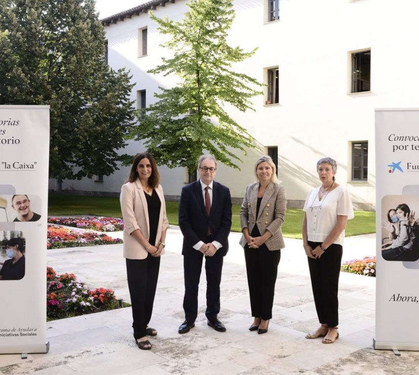 De izquierda a derecha: la delegada de la Fundación ”la Caixa” en Valladolid, Burgos, Palencia y León, Rosana Cano; el subdirector general de la Fundación ”la Caixa”, Marc Simón; la directora territorial de CaixaBank en Castilla y León, Belén Martín, y la delegada de la Fundación ”la Caixa” en Ávila, Soria, Segovia, Salamanca y Zamora, Araceli Gutiérrez.