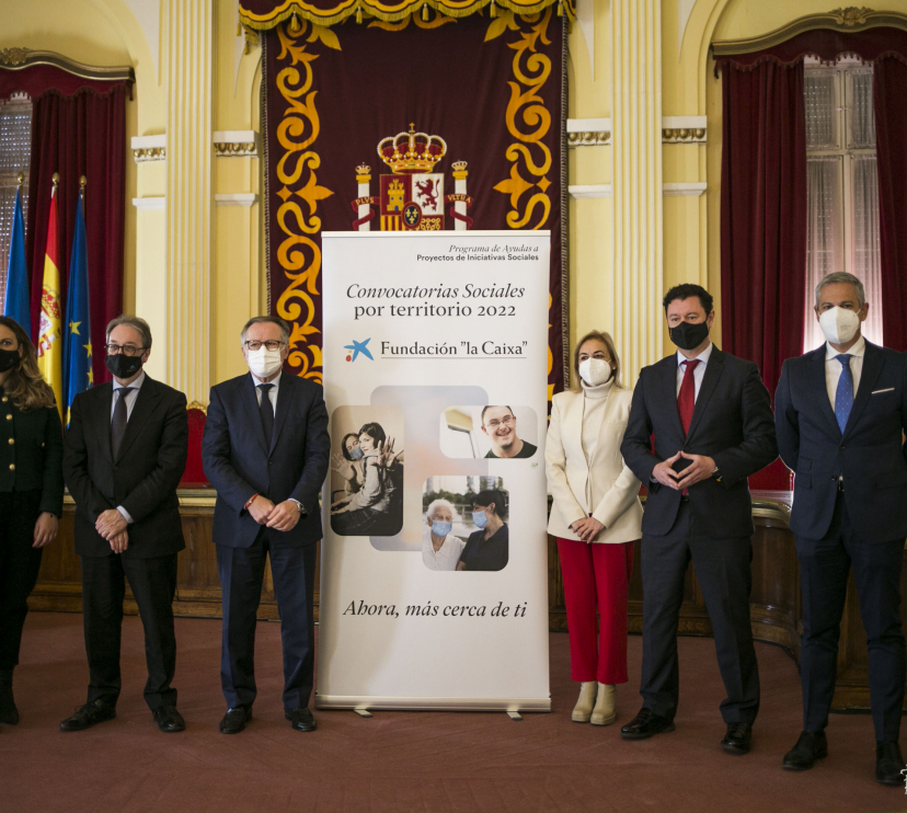 De izquierda a derecha: Marc Simón, subdirector general de la Fundación ”la Caixa”; Eduardo de Castro, presidente de la ciudad autónoma de Melilla; Mirian Mateos, delegada de la Fundación ”la Caixa” en Andalucía, Ceuta y Melilla, y Juan Ignacio Zafra, director territorial de CaixaBank en Andalucía Oriental, y, durante la presentación.