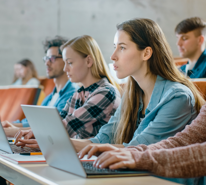 Las mujeres tienen mejor rendimiento académico en carreras STEM.
