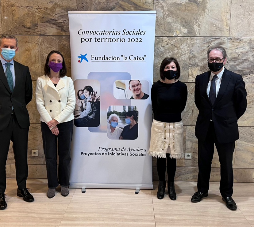 De izquierda a derecha: el director territorial Norte de CaixaBank, Juan Pedro Badiola; la Consejera de Derechos Sociales y Bienestar, Melania Álvarez; la delegada de la Fundación ”la Caixa” en Asturias, Irene Agudo, y el subdirector general de la Fundación ”la Caixa”, Marc Simón, durante la presentación.