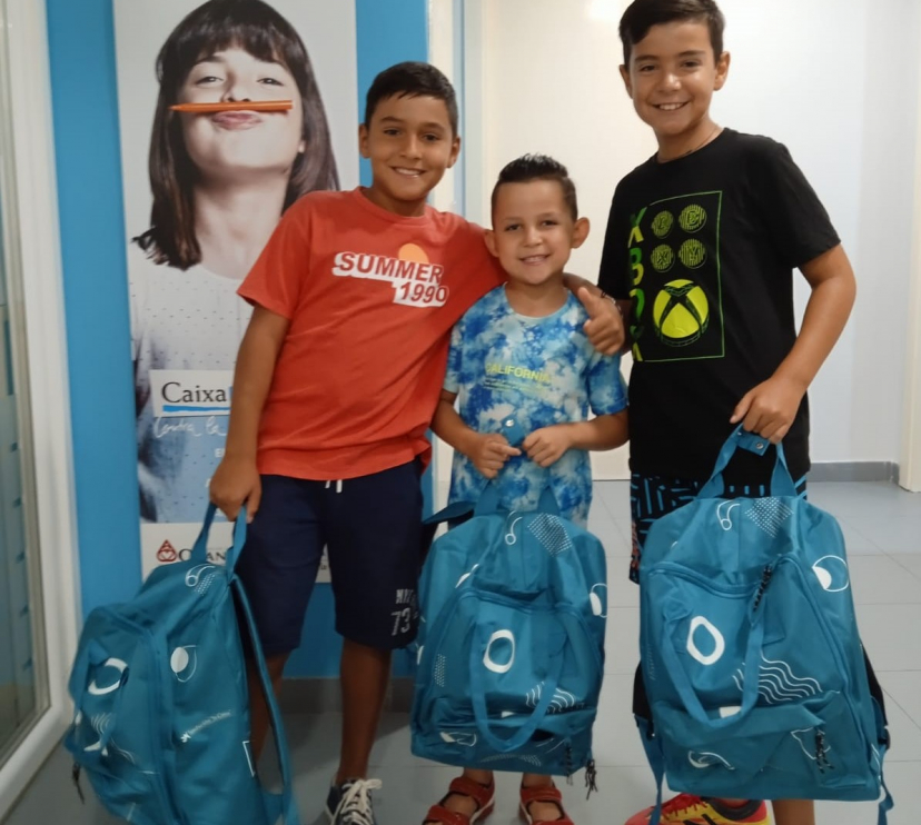 El Programa CaixaProinfancia entrega 54.367 kits escolares.