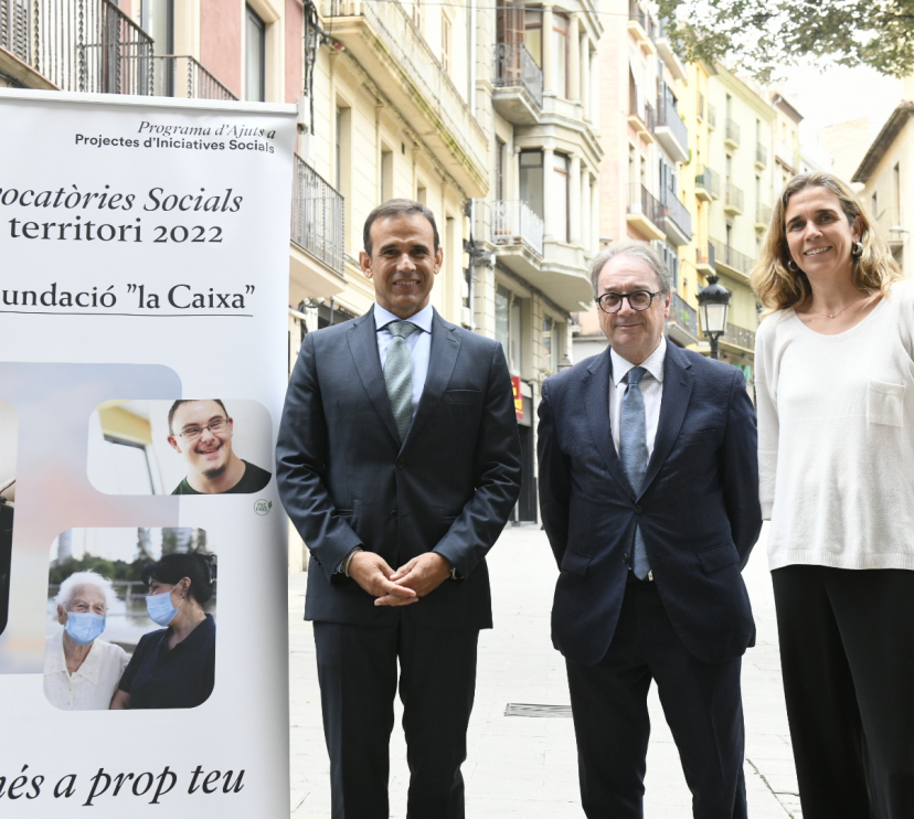 De izquierda a derecha: el director territorial de Caixabank en Catalunya, Jaume Masana; el subdirector general de la Fundación ”la Caixa”, Marc Simón, y Patricia Alocén, Responsable territorial de la Fundación ”la Caixa” en Catalunya.