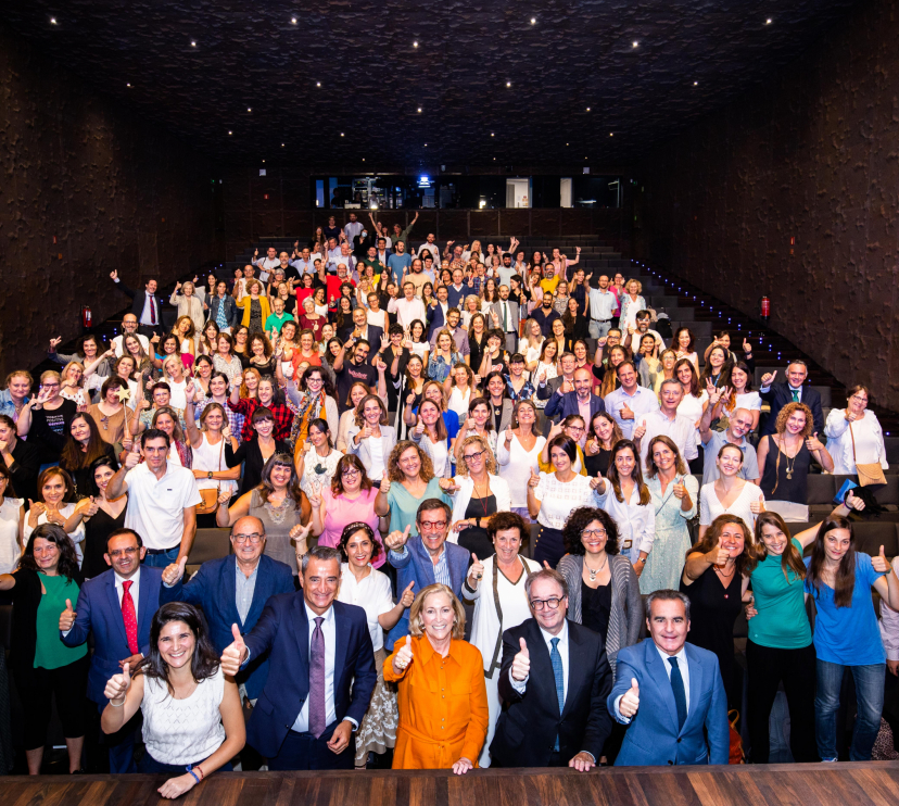 En primera línea de la foto de familia, de izquierda a derecha: Laura Llapart, delegada de la Fundación ”la Caixa” en Madrid; Juan Luis Vidal, director territorial en Madrid Sur de CaixaBank; María Concepción Dancausa, consejera de Familia, Juventud y Política Social de la Comunidad de Madrid; Marc Simón, subdirector general de la Fundación ”la Caixa”, y Rafael Herrador, director territorial en Madrid Metropolitana de CaixaBank.