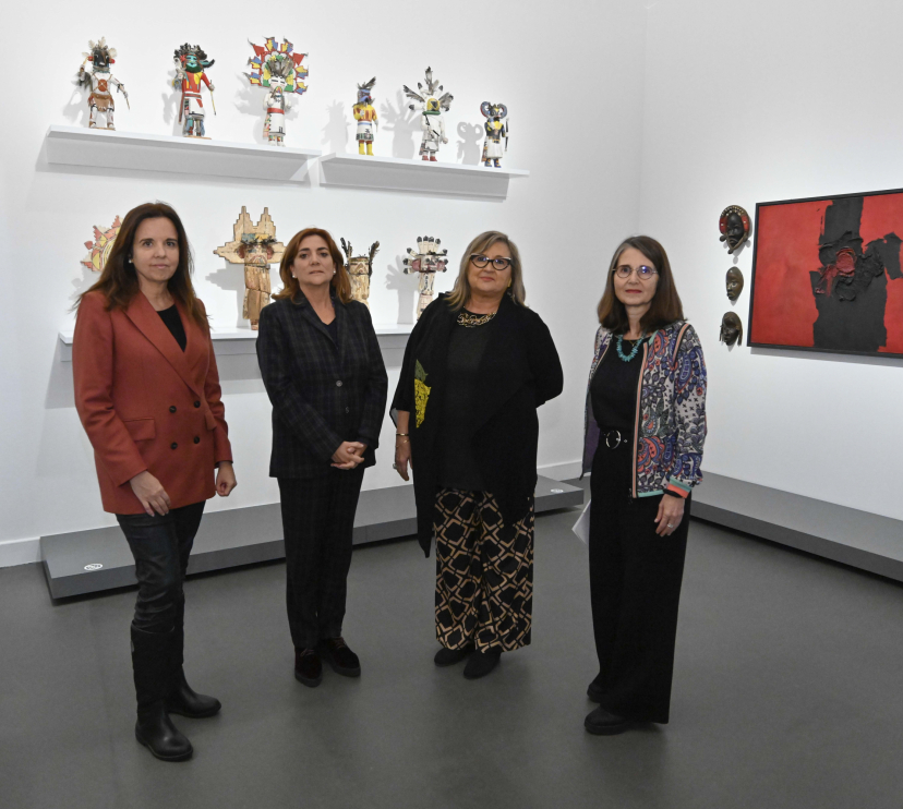 D’esquerra a dreta: la directora de CaixaForum Barcelona, Mireia Domingo; les comissàries Maite Borràs i Àngels de la Mota, i la cap de les Col·leccions de la Fundació ”la Caixa”, Nimfa Bisbe, han presentat Déus, mags i savis. Les col·leccions privades dels artistes.