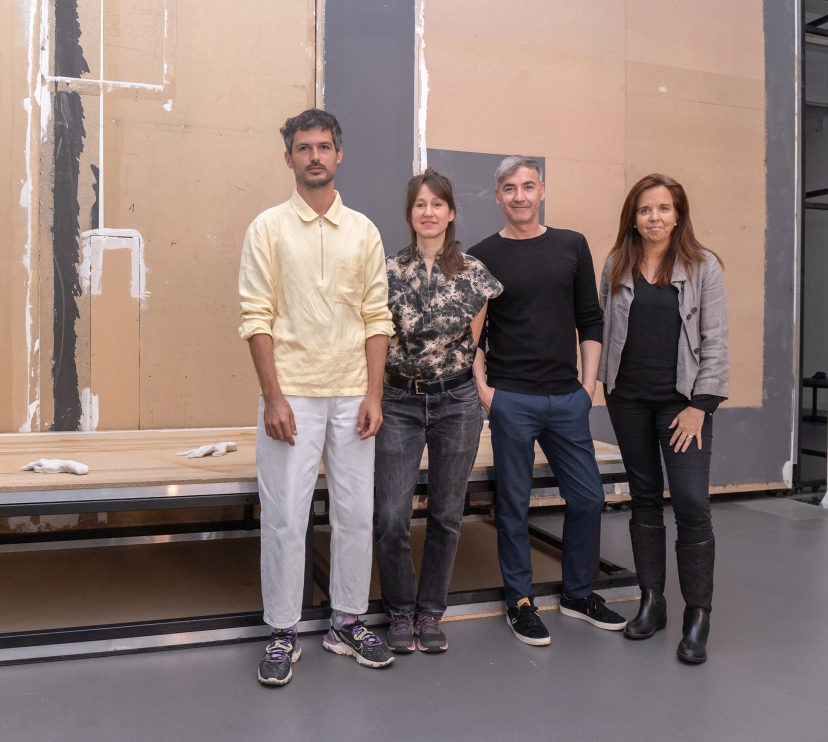 De izquierda a derecha: el comisario, Sabel Gavaldon; la artista y cineasta Alex Reynolds; el responsable del Departamento de Colección de la Fundación ”la Caixa”, Oscar Pina, y la directora de CaixaForum Barcelona, Mireia Domingo, han presentado la exposición Alex Reynolds: ¡Porque tengo lágrimas!
