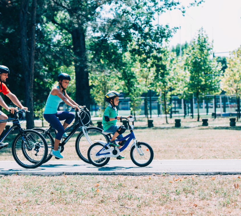 El estudio ha encontrado que en las zonas en las que los niños y niñas disponían de más espacios verdes, también aumentaba el transporte activo. © Shutterstock – Microgen.