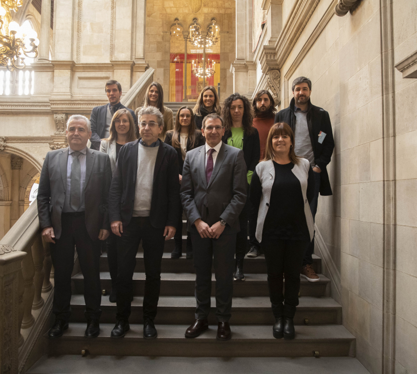 De abajo a arriba y de izquierda a derecha: el concejal Oscar Benítez Bernal; el teniente de Alcaldía, Jordi Martí; el director del Área de Relaciones con Instituciones de Investigación y Salud de la Fundación ”la Caixa”, Ignasi López; la concejala Núria Cardoso; la delegada de Ciencia del Ayuntamiento, Júlia Miralles; Alicia Abellán; Marianna Garfi; Albert Julià; Juan Manuel Pericàs; María Constanza Lucero; Begoña Benito y Albert Herms.