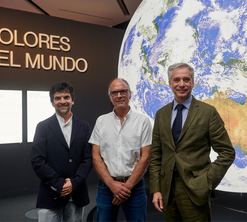 De izquierda a derecha: el jefe de Exposiciones de Ciencia de la Fundación ”la Caixa”, Javier Hidalgo; el comisario de la exposición, Rubén Duro, y el director de CaixaForum Zaragoza, Ricardo Alfós, en la inauguración de la exposición Colores del mundo en CaixaForum Zaragoza.