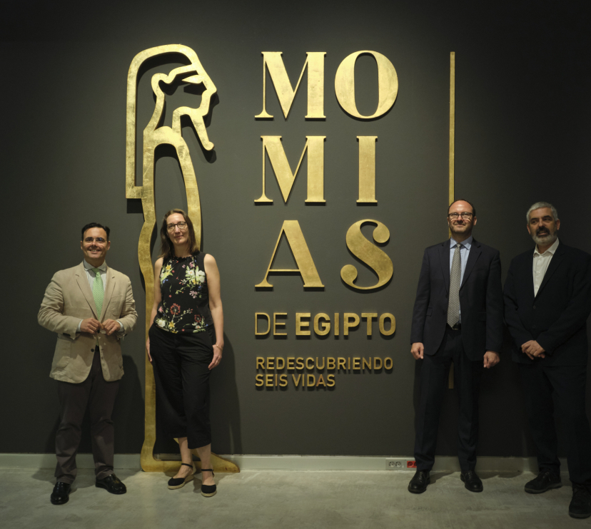 De izquierda a derecha: el director de CaixaForum Sevilla, Moisés Roiz; los comisarios Marie Vandenbeusch y Daniel Antoine, y el director corporativo de Cultura y Ciencia de la Fundación ”la Caixa”, Ignasi Miró, han presentado en CaixaForum Sevilla la exposición Momias de Egipto: Redescubriendo seis vidas.