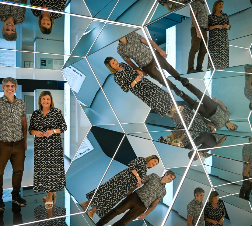 El coordinador de l'exposició de l'Àrea de Cultura i Ciència de la Fundació ”la Caixa”, Josep Miquel del Campo, i la directora de Caixaforum Tarragona, Maria Glòria Olivé, a la mostra.