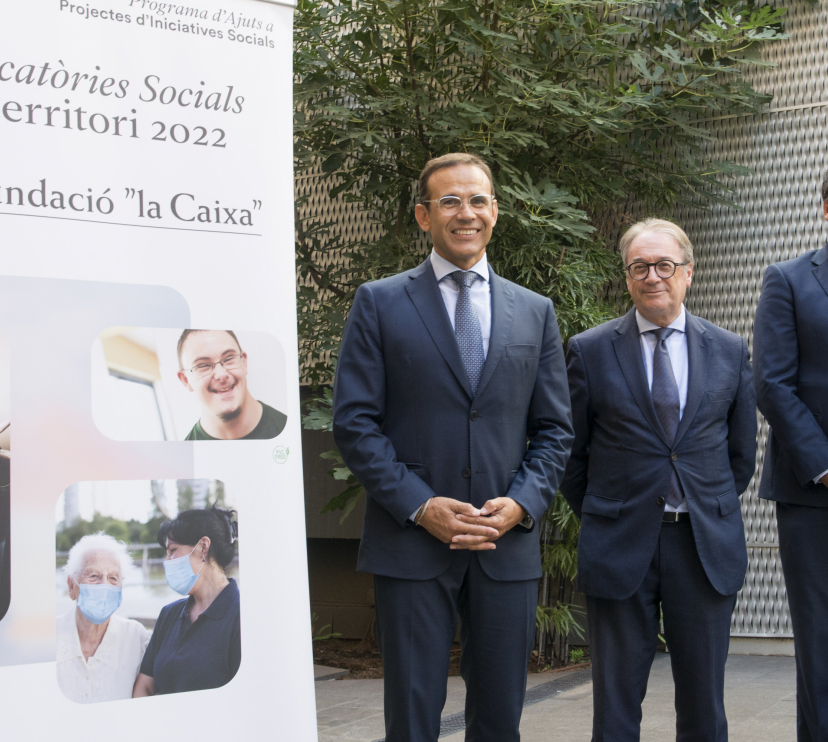 De izquierda a derecha: el director territorial de Caixabank en Catalunya, Jaume Masana; el subdirector general de la Fundación ”la Caixa”, Marc Simón, y el director d'Espai Caixa Girona, Manel Rullo.