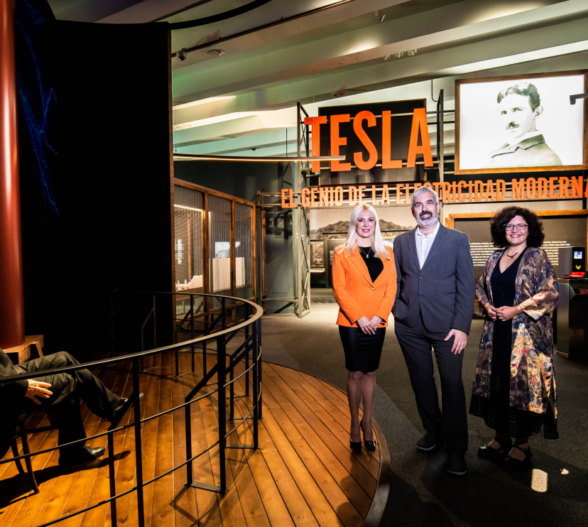 De izquierda a derecha: la directora del Nikola Tesla Museum, Ivona Jevtic; el director corporativo del Área de Cultura y Ciencia de la Fundación ”la Caixa”, Ignasi Miró, y la directora de CaixaForum Madrid, Isabel P. Fuentes, han presentado la exposición Nikola Tesla. El genio de la electricidad moderna.