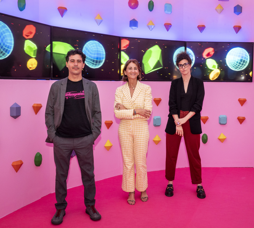 De izquierda a derecha: el comisario Luca Carrubba; la directora de CaixaForum Palma, Margarita Pérez-Villegas, y la coordinadora de Exposiciones de la Fundación ”la Caixa”, Elena Mansergas, han presentado en CaixaForum Palma la exposición Homo ludens. Videojuegos para entender el presente.