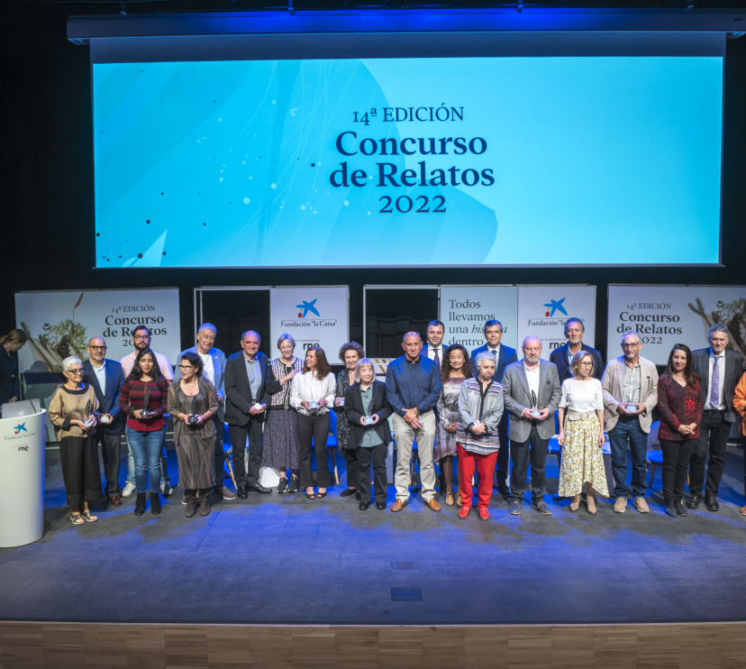 Imatge dels finalistes i el jurat del XIV Concurs de Relats Escrits per Gent Gran de la Fundació ”la Caixa”.