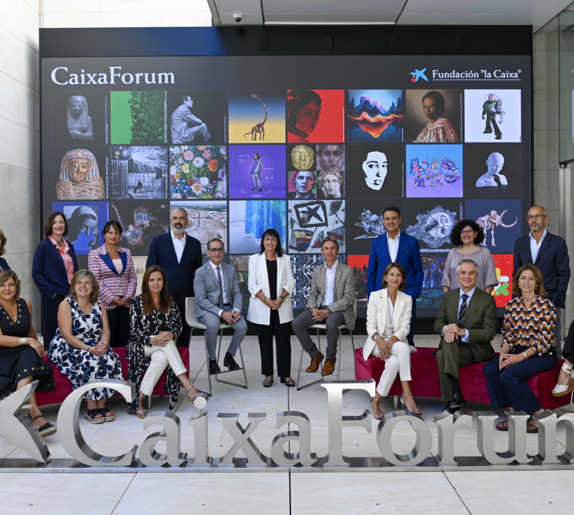 Fila superior de izquierda a derecha: Moisés Roiz; Margarita Gómez; Isabel Salgado; Marta Vallejo; Ignasi Miró; Valentí Farràs; Elisa Durán, directora general adjunta Fundación ”la Caixa”; Álvaro Borrás; Xavier Bertolín; Isabel Fuentes; Rafael Chueca; y Montserrat Blanco. Fila inferior de izquierda a derecha: Maria Glòria Olivé, Maribel Tost; Mireia Domingo; Anna Colomer; Ricardo Alfós y Margarita Pérez Villegas.