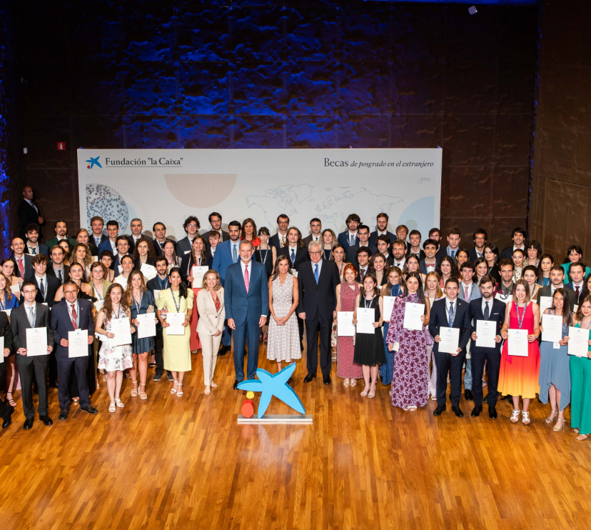Foto de familia de la ceremonia de entrega de las becas de posgrado en el extranjero de la Fundación ”la Caixa” en la convocatoria de 2022.