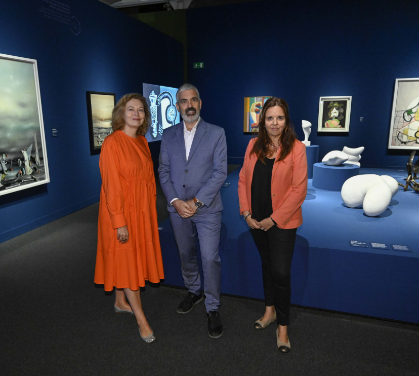 De izquierda a derecha: la comisaria de la exposición y conservadora del Centre Pompidou, Angela Lampe; el director corporativo del Área de Cultura y Ciencia de la Fundación ”la Caixa”, Ignasi Miró, y la directora de CaixaForum Barcelona, Mireia Domingo, han presentado Arte y naturaleza. Un siglo de biomorfismo.