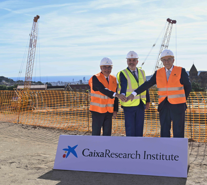 D’esquerra a dreta: el doctor Josep Tabernero; l’Alcalde de Barcelona, Jaume Collboni, i el president de la Fundació ”la Caixa”, Isidre Fainé, després de posar la primera pedra del CaixaResearch Institute.
