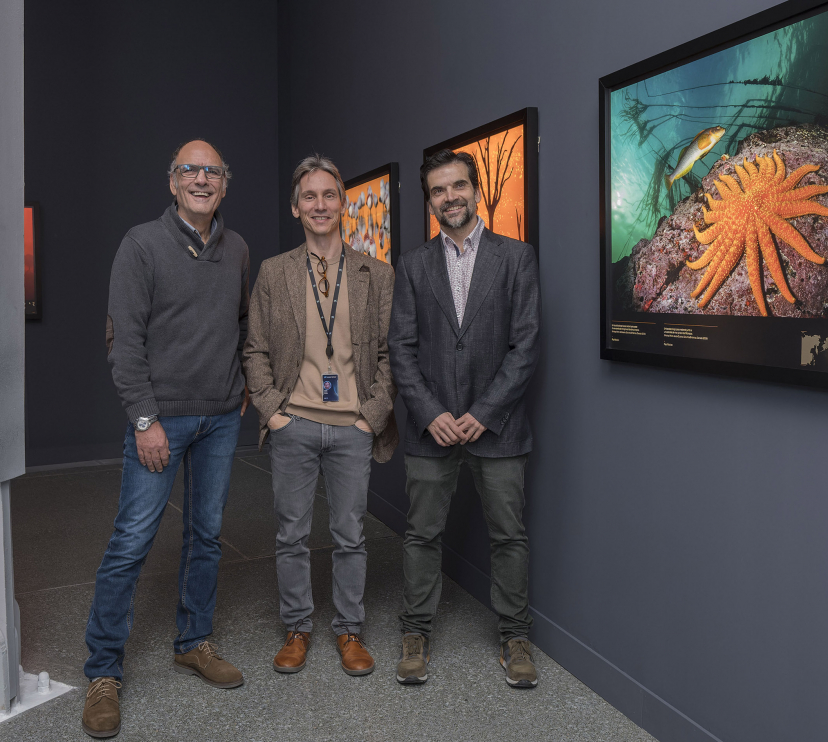 De izquierda a derecha: el comisario de la exposición, Rubén Duro; el director de CaixaForum València, Álvaro Borrás, y el jefe de Exposiciones de Ciencia de la Fundación ”la Caixa”, Javier Hidalgo, han inaugurado la exposición Colores del mundo en CaixaForum València.