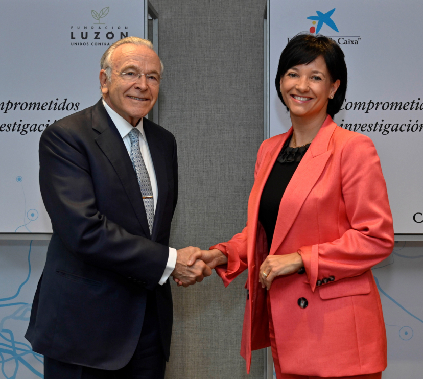 El presidente de la Fundación ”la Caixa”, Isidro Fainé, y la presidenta ejecutiva de la Fundación Francisco Luzón, María José Arregui, han firmado la renovación de la colaboración entre ambas entidades para apoyar la investigación sobre la Esclerosis Lateral Amiotrófica (ELA).