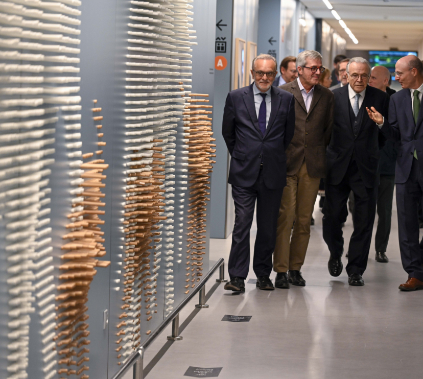 De izquierda a derecha: el director gerente del Hospital Sant Joan de Déu Barcelona, Manel del Castillo; el Hermano del Orden Hospitalario de Sant Joan de Déu, Joaquim Erra; el Presidente de la Fundación ”la Caixa”, Isidro Fainé, y el director de la Fundació de Recerca Sant Joan de Déu, Emili Bargalló.