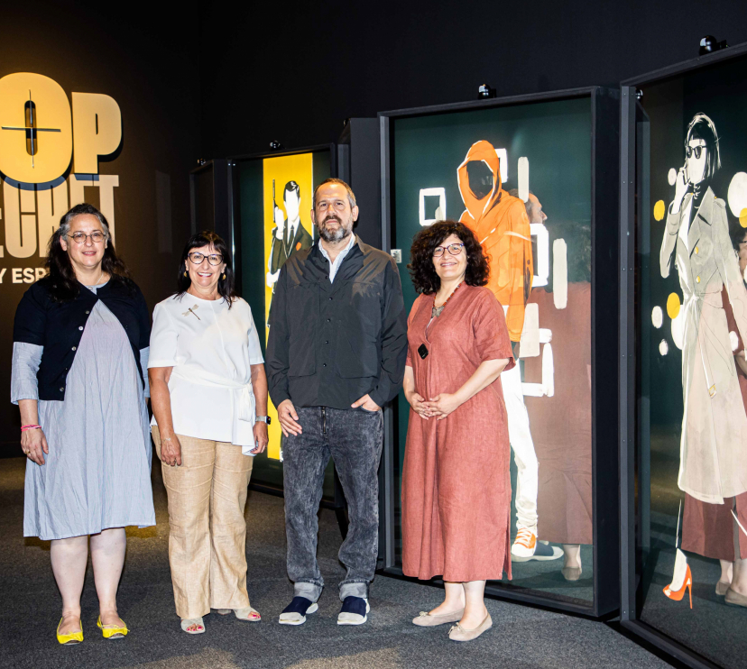 De izquierda a derecha: la comisaria Alexandra Midal; la directora general adjunta de la Fundación ”la Caixa”, Elisa Durán; el comisario Matthieu Orléan, y la directora de CaixaForum Madrid, Isabel Fuentes, han presentado Top Secret. Cine y espionaje en CaixaForum Madrid.