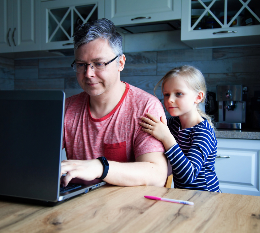 Un estudio de la Fundación ”la Caixa” analiza el impacto del teletrabajo en la implicación de los hombres en las tareas del hogar. © Olha Tolsta.