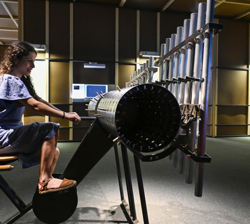 La composing machine funciona de forma similar a un organillo. 