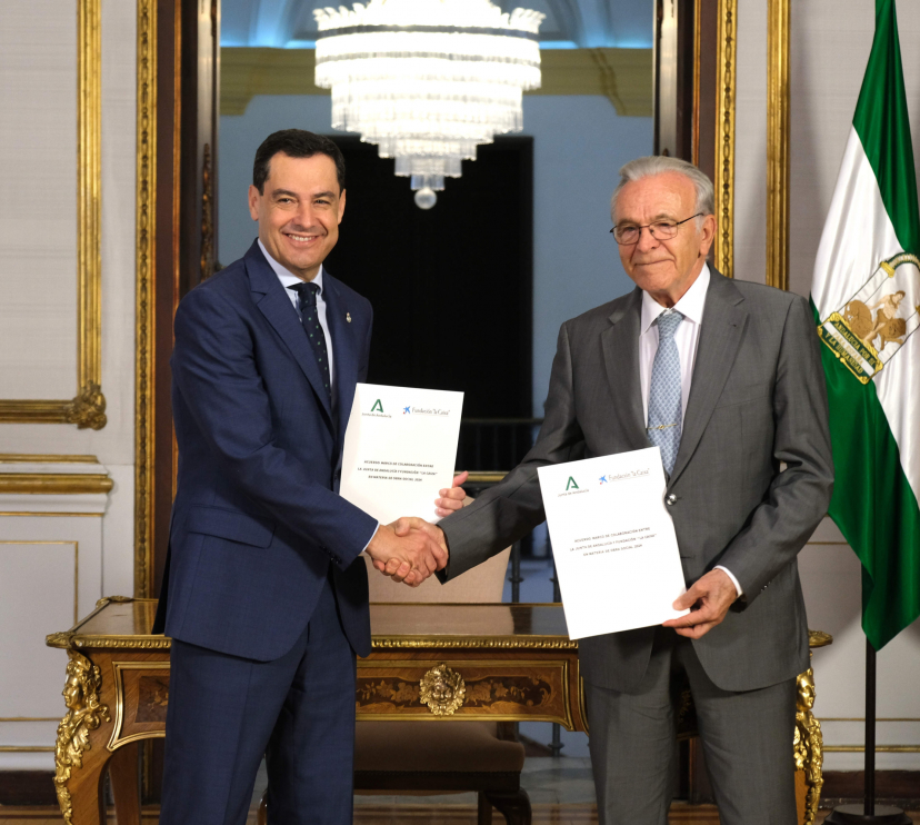 Juan Manuel Moreno, presidente de la Junta de Andalucía, e Isidro Fainé, presidente de la Fundación ”la Caixa”, en el acto de la firma del convenio marco entre ambas instituciones, hoy en Sevilla. 