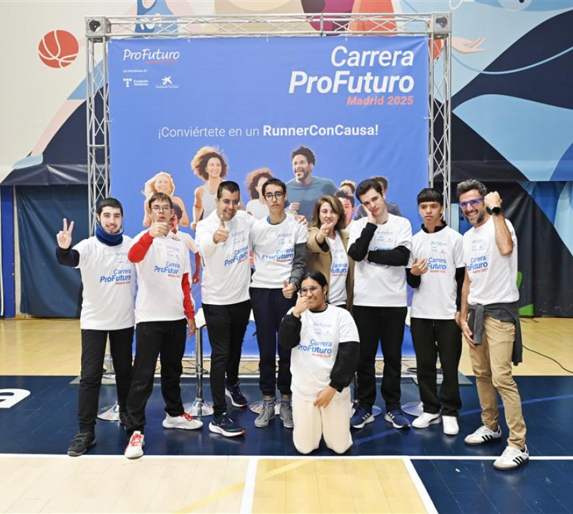 Jóvenes posan en la presentación de los entrenamientos inclusivos de la Carrera ProFuturo.