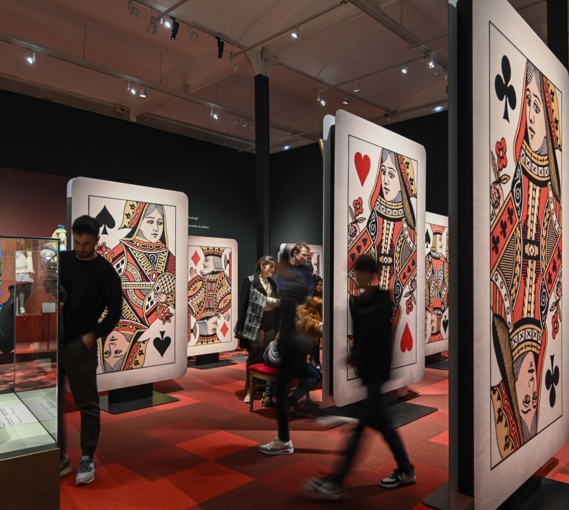 Naipes gigantes en la exposición «Los mundos de Alicia. Soñar el país de las maravillas»