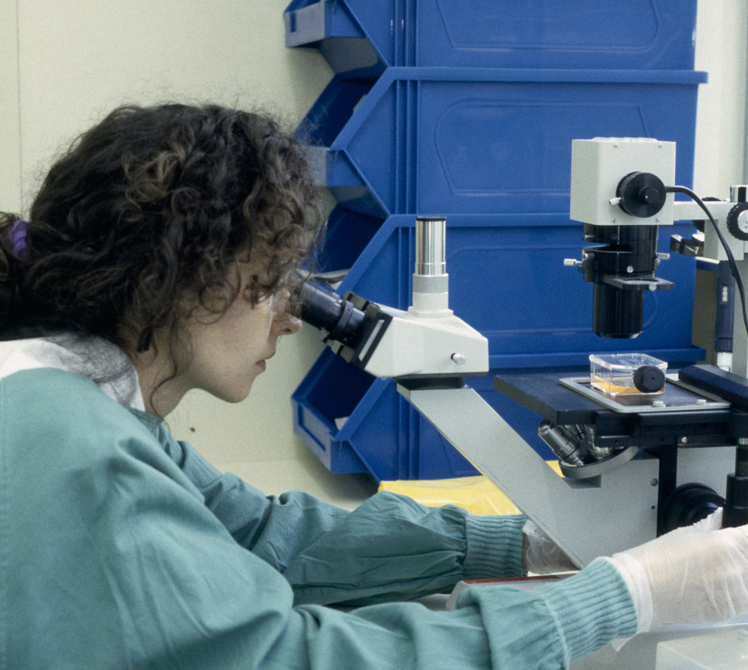 Una investigadora en las instalaciones de IrsiCaixa en una foto de archivo.