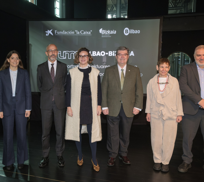 De izquierda a derecha: Maria Espinet, directora del Departamento de Educación de la Fundación ”la Caixa”, Rafael Chueca, subdirector general de Cultura y Territorio de la Fundación ”la Caixa”, Juan Mari Aburto, alcalde de Bilbao, Elixabete Etxanobe, diputada general de Bizkaia, Marie Lou Papazian, fundadora y chief executive officer de TUMO y Pegor Papazian, chief development officer de TUMO.