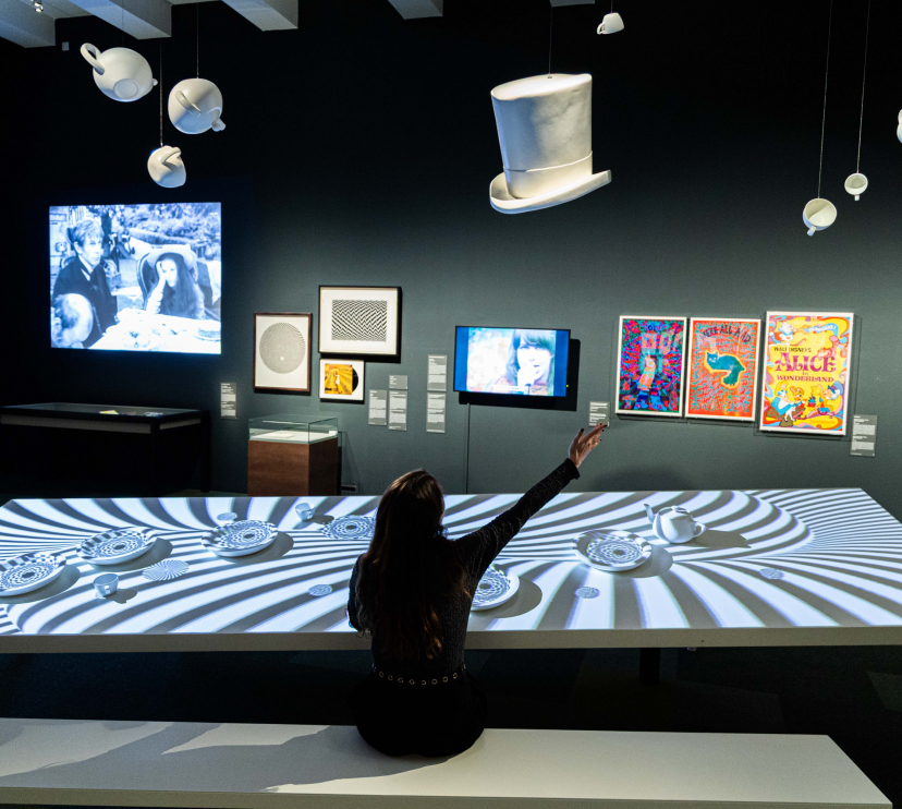 Fiesta del té en la exposición «Los mundos de Alicia. Soñar con el país de las maravillas» en CaixaForum Madrid.