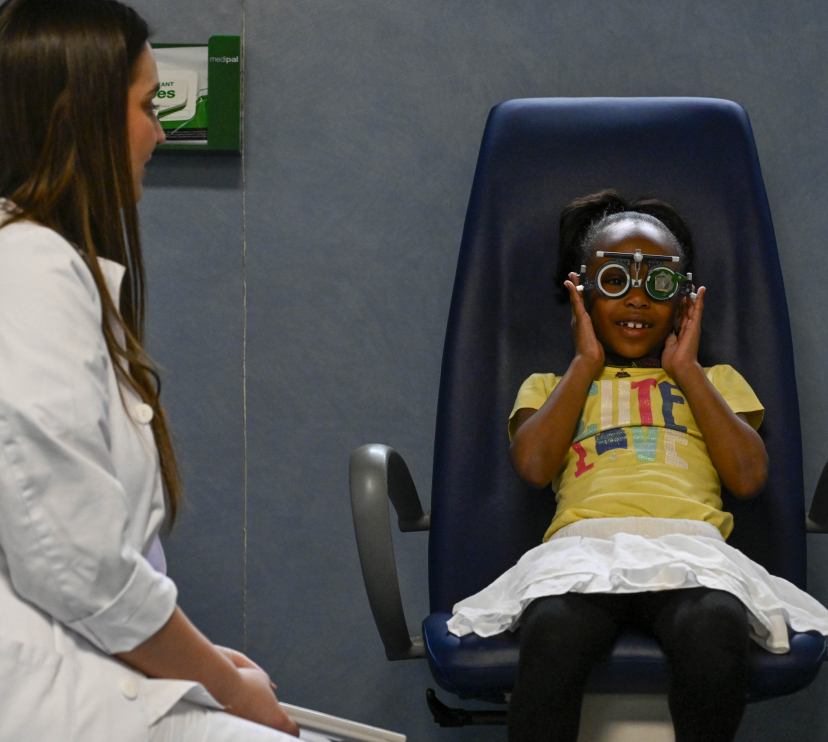 Una niña se examina de la vista con una oftalmóloga del Hospital Clínic de Barcelona.