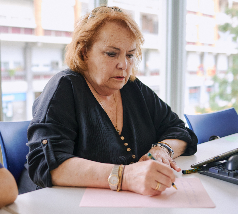 Una persona gran participant en un taller d'escriptura creativa