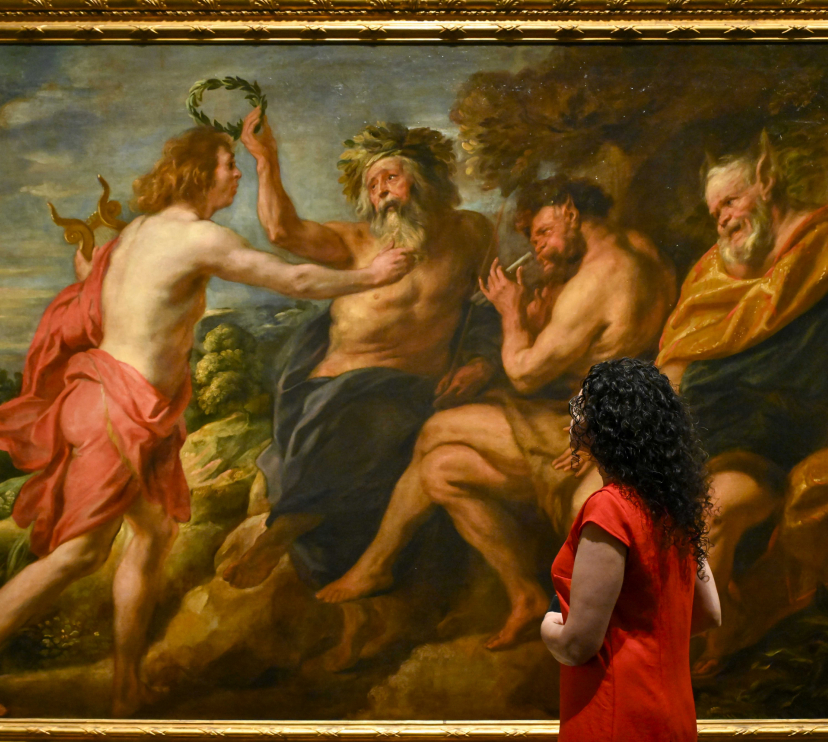 Una mujer observa una de las obras de Rubens expuesta en CaixaForum Barcelona.