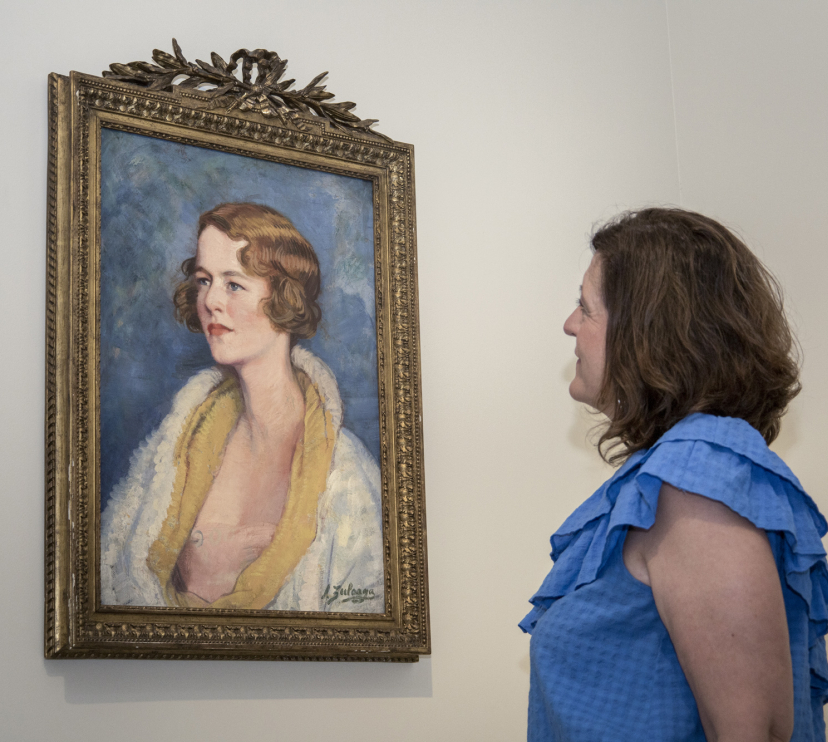 Una visitante admira una de las obras de la exposición «Zuloaga/Anglada-Camarasa» en CaixaForum Palma.
